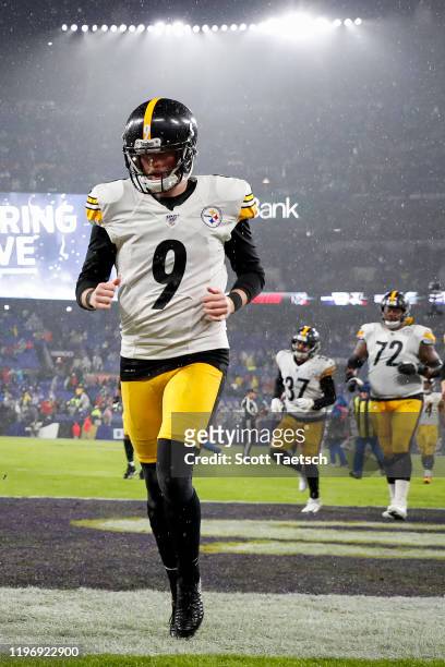Pittsburgh Steelers players head to the locker room after the first half of the game against the Baltimore Ravens at M&T Bank Stadium on December 29,...
