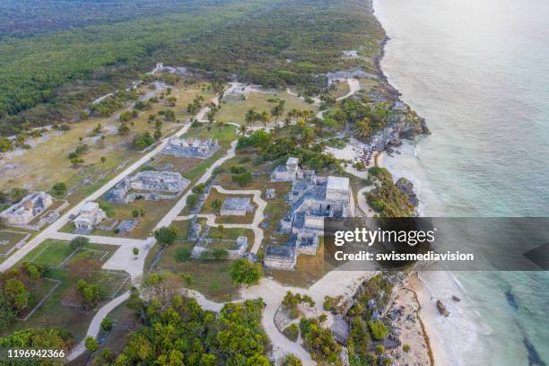 vista de drones de el castillo, tulum arruina zona arqueológica, méxico - pyramid rock beach fotografías e imágenes de stock