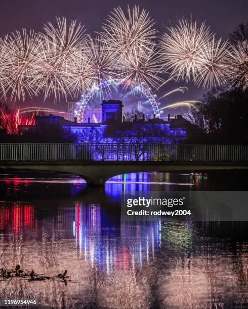 spectacular fireworks as 2020 begins in london - new years eve 2019 stock-fotos und bilder