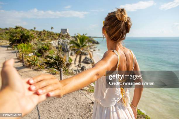 folge mir nach tulum - hinterherlaufen stock-fotos und bilder