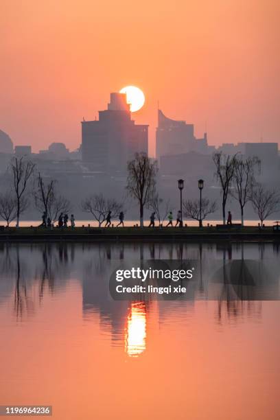 sunrise on west lake, hangzhou, china - west lake hangzhou stock pictures, royalty-free photos & images