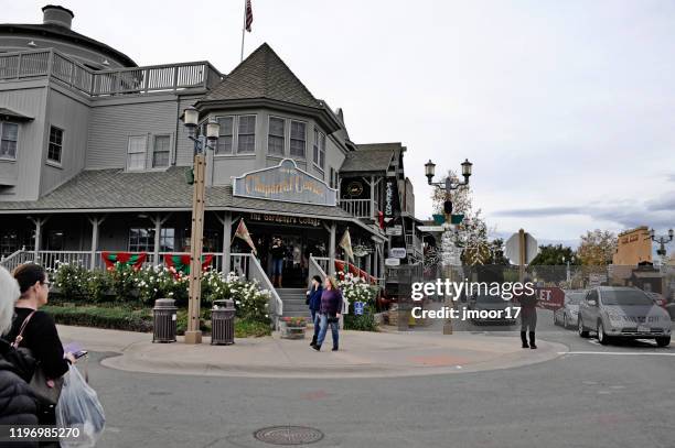 magasins et visiteurs de temecula - temecula-california photos et images de collection
