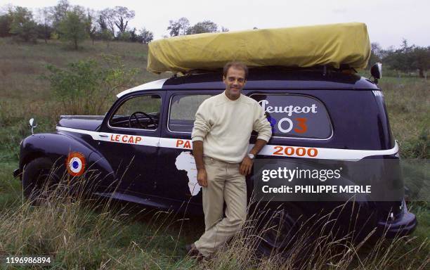 Didier Pijolet, 32 ans, amoureux des Peugeot 203 et maître d'oeuvre du projet, pose dans son automobile, le 14 octobre 2000 à Perrouge, avant le...