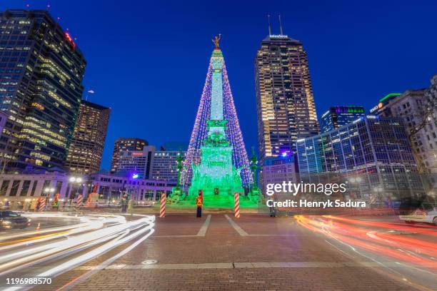 christmas in indianapolis - christmas tree on soldiers and sailors monument - indianapolis stockfoto's en -beelden