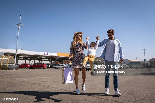 reiche familie auf einkaufstour - shopping spree stock-fotos und bilder