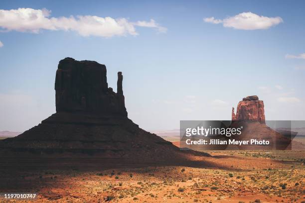 monument valley national park in utah view twin rock formations during daytime with shadow - west indian culture stock-fotos und bilder