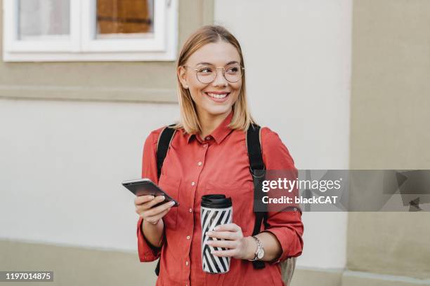 moderne jonge vrouw op straat - university student portrait stockfoto's en -beelden