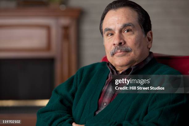 hispanic man sitting in chair - gardena californië stockfoto's en -beelden