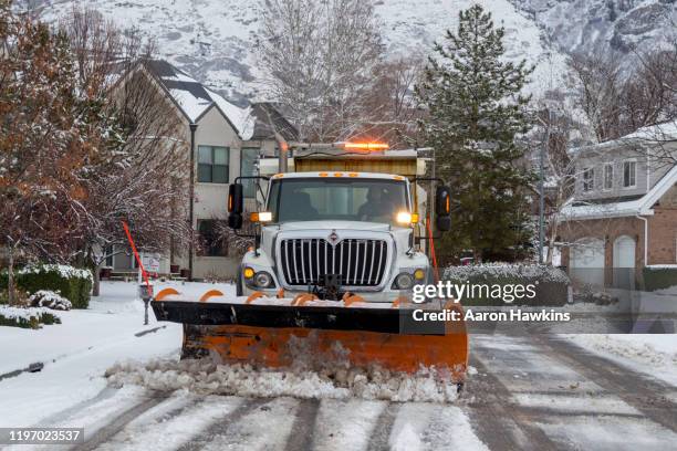 schneepflug in einem stadtteil von utah nach einem sturm - salz streuen stock-fotos und bilder