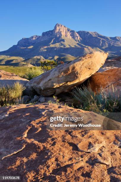 rocks with el capitan rock formation in background - parque nacional de las montañas de guadalupe fotografías e imágenes de stock