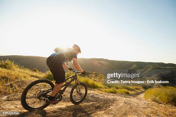 usa, california, laguna beach, mountain biker riding downhill - andare in mountain bike foto e immagini stock