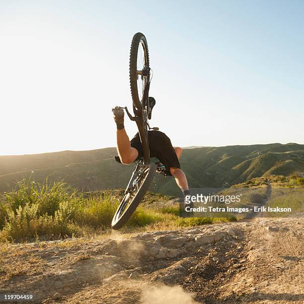 usa, california, laguna beach, mountain biker falling of his bike - back injury photos et images de collection