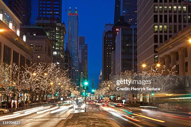 usa, illinois, chicago, michigan avenue illuminated at night - michigan avenue imagens e fotografias de stock