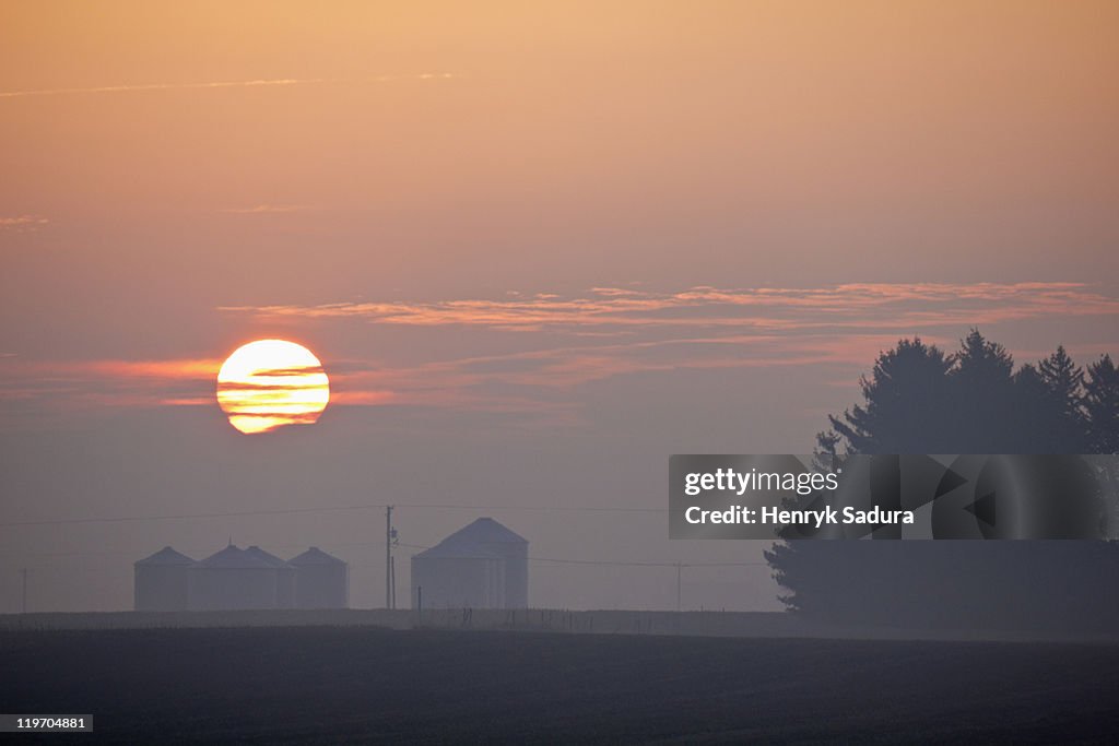 USA, Illinois, Springfield, Farm at sunrise