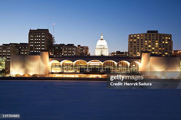 usa, wisconsin, madison, city skyline over lake monona at night - madison wisconsin stock-fotos und bilder