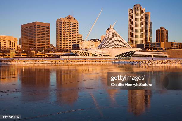 usa, wisconsin, milwaukee, city skyline with art museum - milwaukee wisconsin fotografías e imágenes de stock