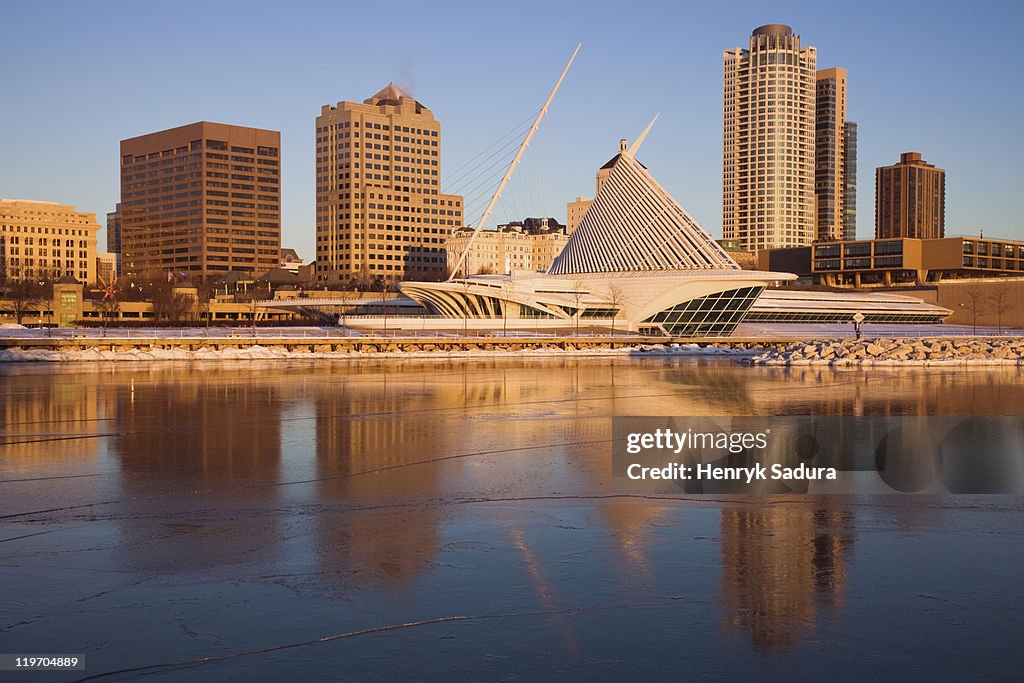 USA, Wisconsin, Milwaukee, City skyline with Art Museum