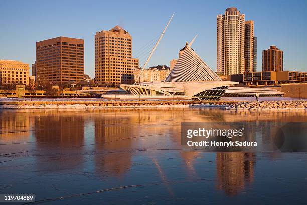 usa, wisconsin, milwaukee, city skyline with art museum - milwaukee wisconsin stock pictures, royalty-free photos & images