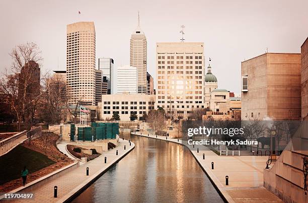 usa, indiana, indianapolis, skyline with museum - indianapolis - fotografias e filmes do acervo