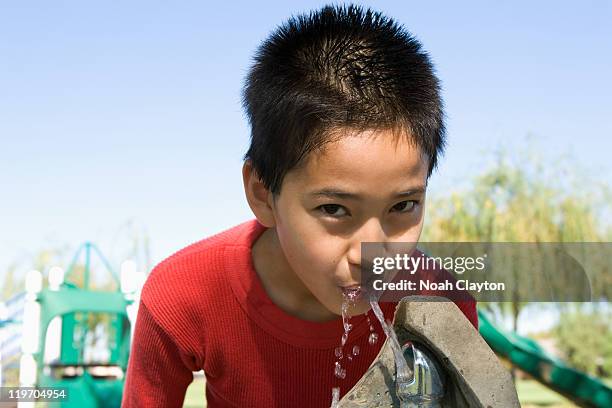 usa, california, boy (12-13) at drinking fountain - 12 13 jaar stockfoto's en -beelden
