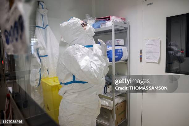 Operator Laboratory 118 Sample Handling Stock Photos, High-Res Pictures, and Images - Getty ...