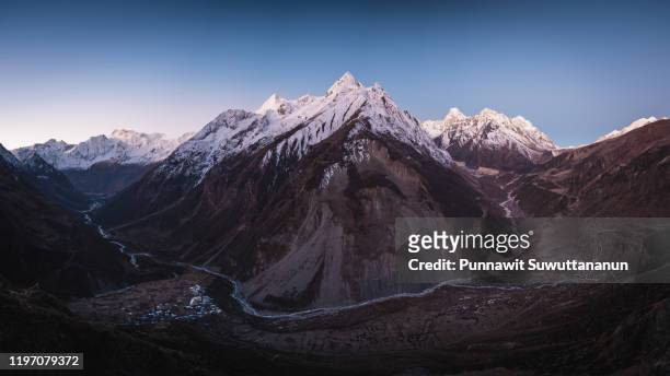 panoramic view of manaslu massif from samdo ri in a morning sunrise, himalaya mountain range in nepal - moräne stock-fotos und bilder
