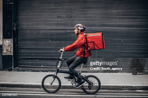 levering van fietsen - food delivery stockfoto's en -beelden
