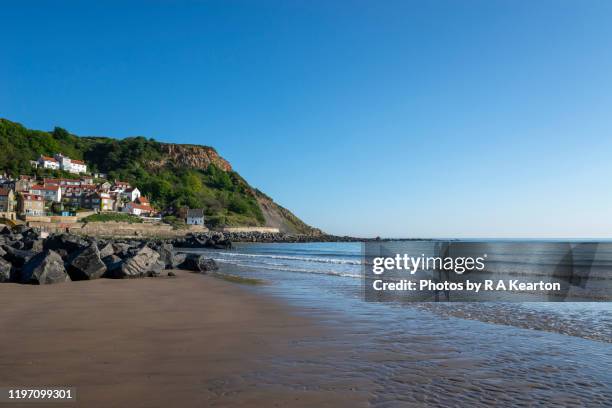 runswick bay, north yorkshire, england - vissersdorp stockfoto's en -beelden