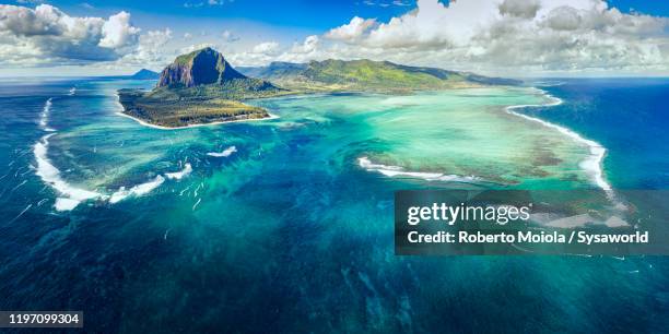 le morne brabant peninsula and underwater waterfall, aerial view, mauritius - oceano índico fotografías e imágenes de stock