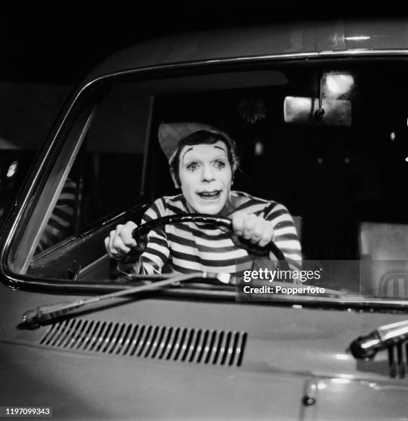 Mime Routine 113 Alex Mcavoy Photos & High Res Pictures - Getty Images