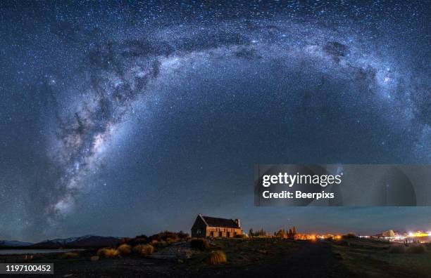 milky way rising above church of good shepherd, tekapo, new zealand. - lake tekapo ストックフォトと画像