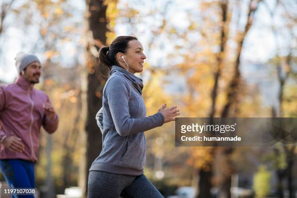 junge sportler - jogging stock-fotos und bilder