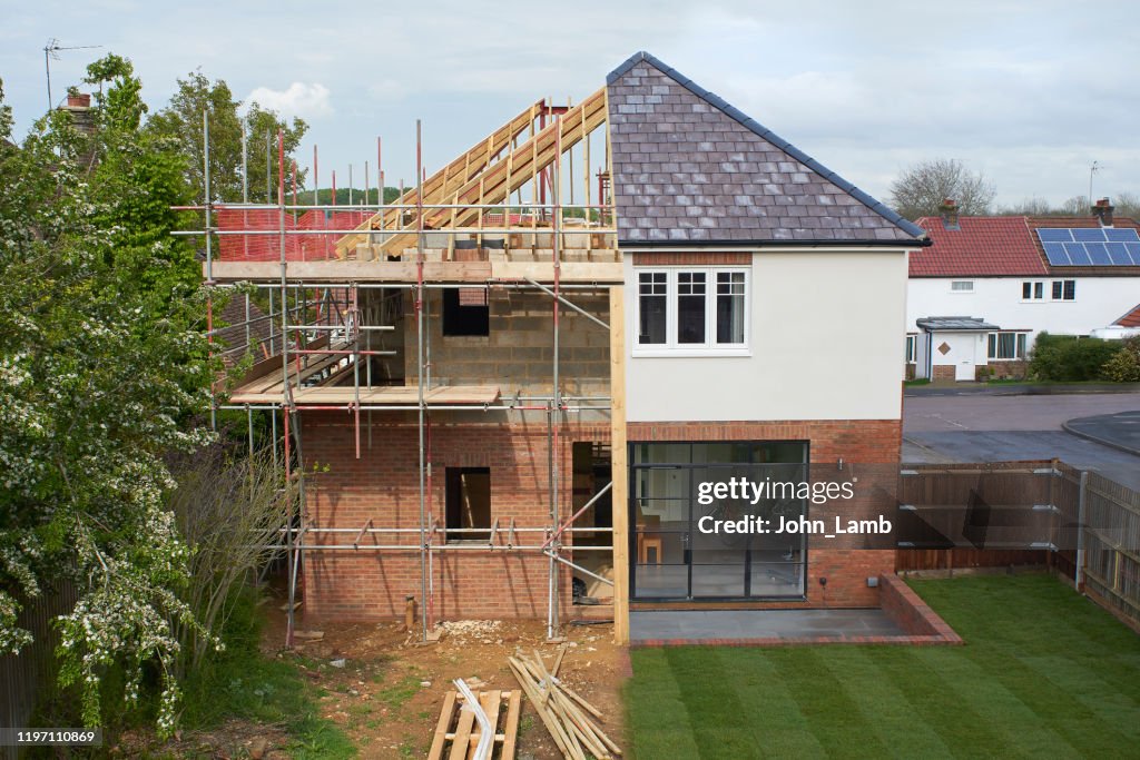 Composite d'une maison moderne pendant et après la construction.