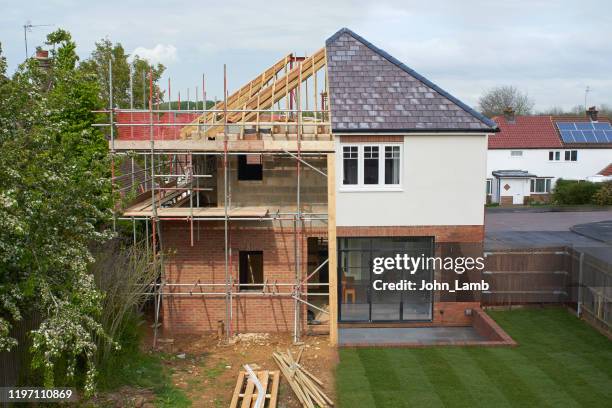 samenstelling van een modern huis tijdens en na de bouw. - build stockfoto's en -beelden