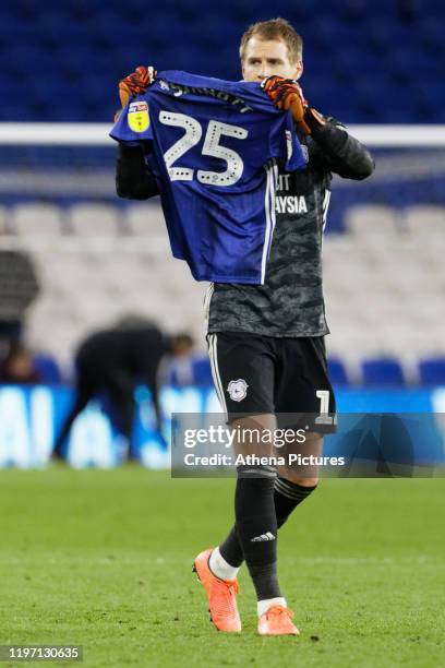 Alex Smithies of Cardiff City holds a no 25 shirt in tribute to Jordan Sinnott after the Sky Bet Championship match between Cardiff City and West...