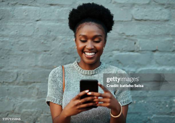 hedendaagse ondernemers verbinden elkaar op social media - african on phone stockfoto's en -beelden