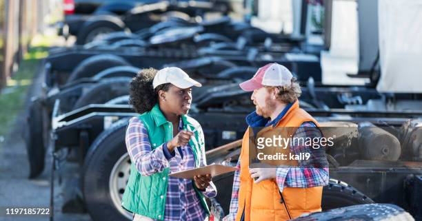 workers bij trucking company - fleet stockfoto's en -beelden