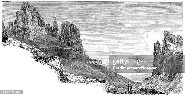 the quiraing on the isle of skye, schottland - 19. jahrhundert - natural landmark stock-grafiken, -clipart, -cartoons und -symbole