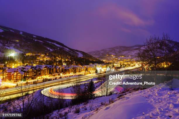 vail colorado ski resort bei dusk im winter - vail colorado stock-fotos und bilder