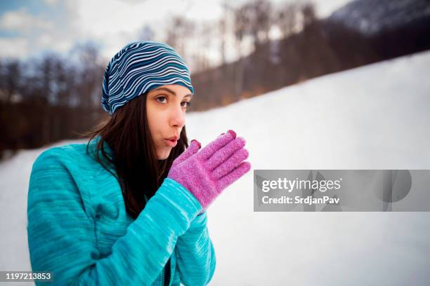 réchauffement pour le sentier - gants de sport photos et images de collection