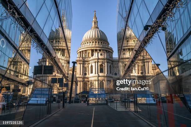 st paul's cathedral with reflections during sunrise - st pauls cathedral london stockfoto's en -beelden