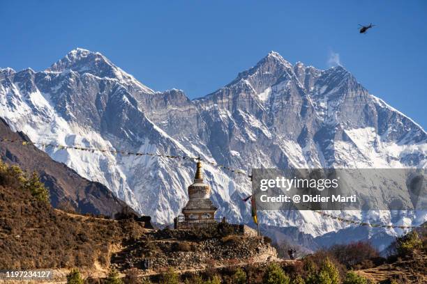 buddhist stupa along the hiking trail in the khumbu valley with mt everest in nepal - mount everest foto e immagini stock