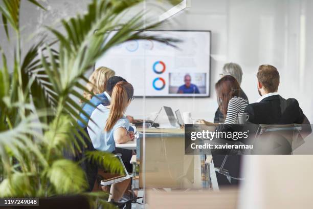 mannen en vrouwen executive team video conferenties met ceo - interactief stockfoto's en -beelden