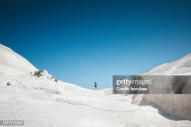 sarakiniko sanddünen - griechenland landschaft stock-fotos und bilder