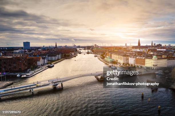copenhagen cityscape: moderne architectuur aan zee - copenhagen city skyline stockfoto's en -beelden