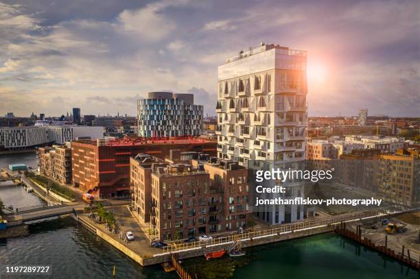 paesaggio urbano di copenaghen: architettura moderna al mare - copenhagen foto e immagini stock