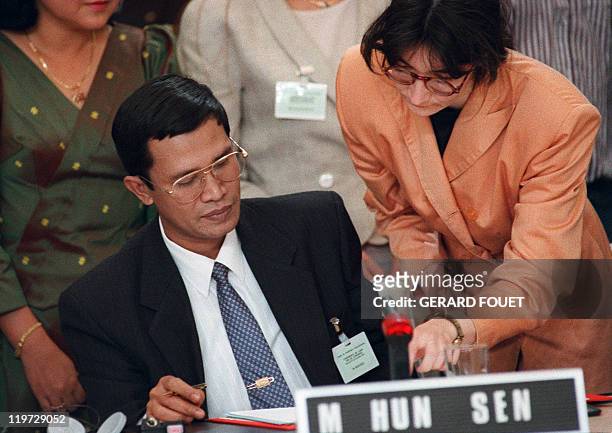 Cambodian Prime Minister Hun Sen signs 23 October 1991 in Paris the peace treaty which ended 21 years of civil war in Cambodia. AFP PHOTO GERARD FOUET