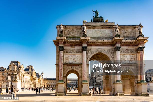 遊客們聚集在標誌性的地標卡魯塞爾凱旋門周圍。 - arc de triomphe du carrousel 個照片及圖片檔