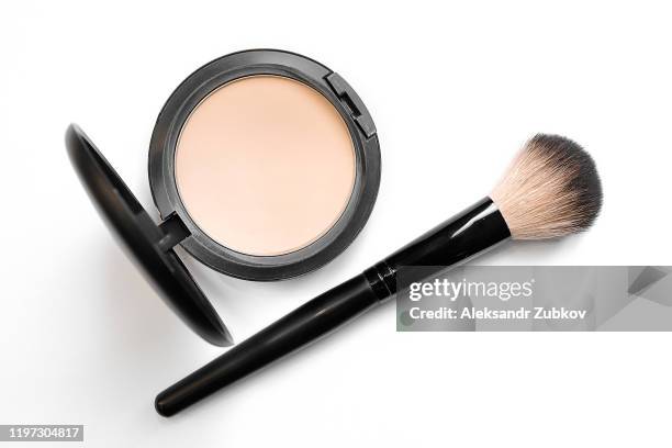 mineral compact powder with a brush for application, isolated on a white background. - poederdoos stockfoto's en -beelden