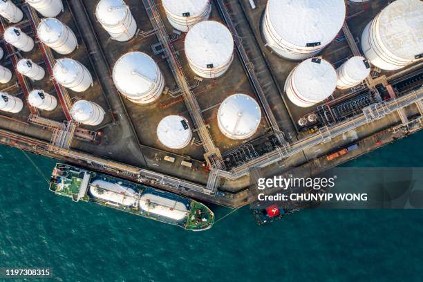 olie opslagtank in de haven in tsing yi, hong kong - china ship stockfoto's en -beelden